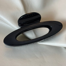 Load image into Gallery viewer, Black Oval Large Hair Claw
